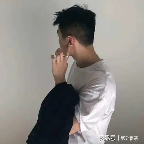 异性关系一个男人从来不换微信头像,十有八九是以下3种人
