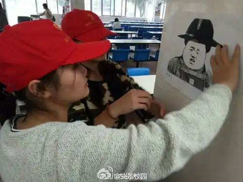 组图厉害了高校食堂惊现魔性表情包告示牌