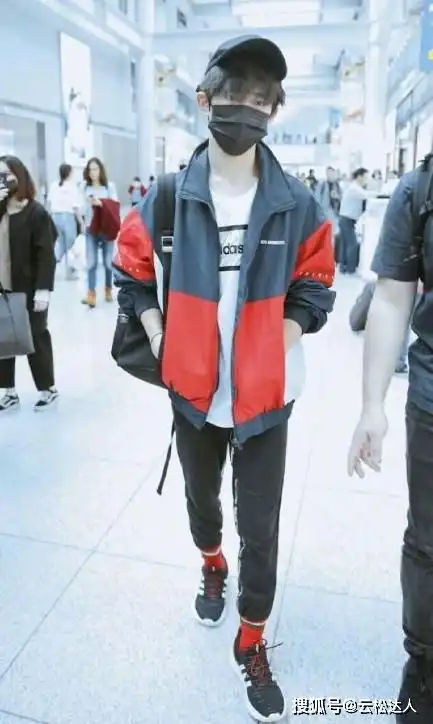 不要光盯着现男友看了,十八岁酷酷的千玺,穿衣风格也是超棒