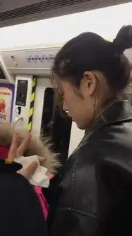 大爷地铁上昏迷年轻女孩跪地做人工呼吸2