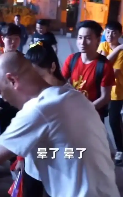 姑娘直言靠表情包认识葛优,葛大爷的表情亮了,这一届网友真优秀