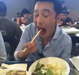 明星吃相大盘点赵丽颖豪放,毛晓彤文雅,有的却太假