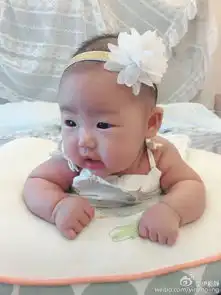 组图伊能静带儿女出门哥哥抱妹妹画面太暖心