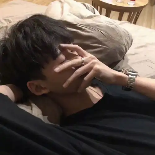 男生头像伤感的真人易梦