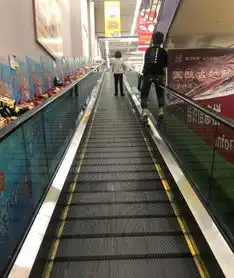 揪心男孩跨坐超市扶梯把手上行,网友熊孩子的背后,都是熊爹妈