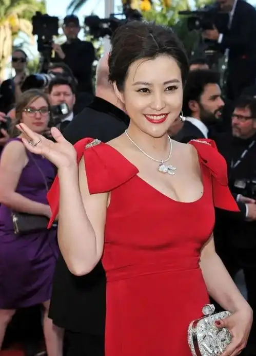 郝蕾在北京豪宅种菜,12岁儿子罕见出镜,已经开始长胡须太早熟