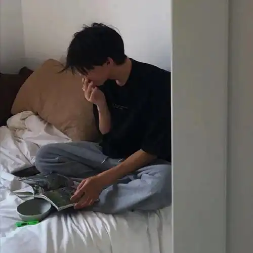 24岁的男生头像不轨
