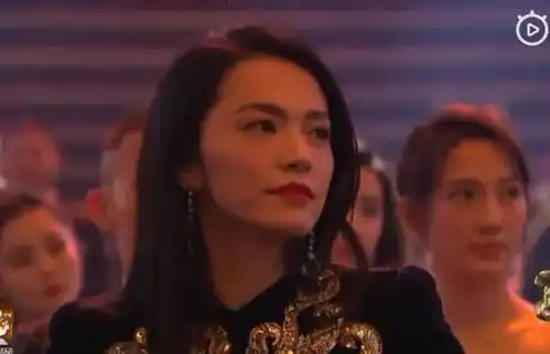 杨幂微博之夜获得公益榜样人物,台下一众明星的表情亮了
