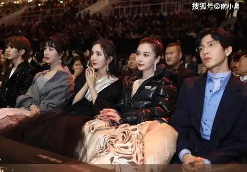微博之夜后台,赵丽颖遇恩师立刻返回握手,两人久别重逢相谈甚欢