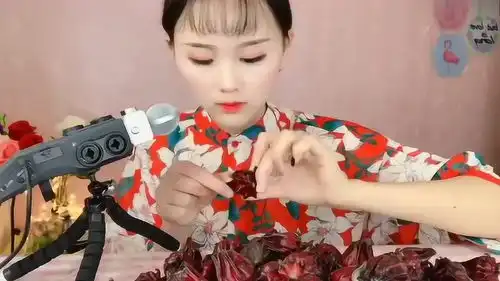 漂亮姐姐开吃播表情时有多难吃,听说女孩子吃这个特别好