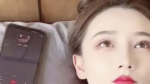美女是你自己要和我一起睡的,现在怎么这个表情,好像我欺负了你一样