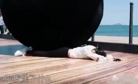 angelababy连爬十层楼,累到表情失控翻白眼,太辛苦了