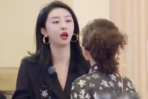 赵小棠镜头前说脏话被消音,谁注意旁边队友的表情,都懒得装了