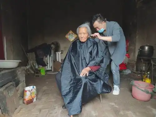黄骅90后小伙为孤寡老人义务理发