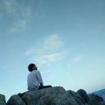 一个人海边头像男生孤单背影阳光穿透泛白的记忆