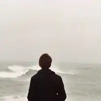 男生海边半身背影头像微信头像图片大全