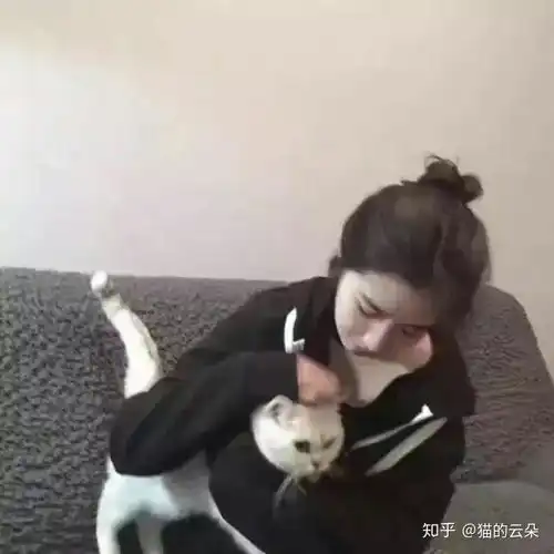 男生头像真人侧脸抱小动