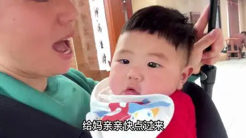 爸爸和叔叔们冒雨铺管,宝宝也闹着去雨中玩,成人的辛苦他不用懂