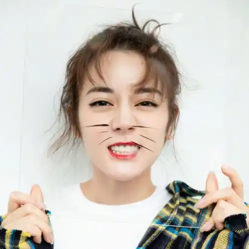 迪丽热巴晒六宫格可爱自拍,变身猫女萌化粉丝,美成小妖精了