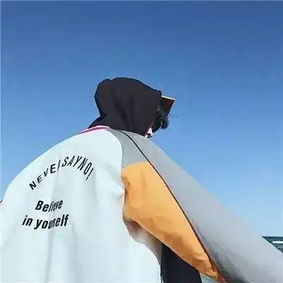 有哪些男士的背影图片可以当头像的黑色的,冷酷的那种