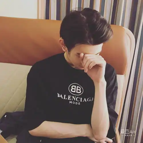 王源手臂的成长变化青筋凸起很刚很有力