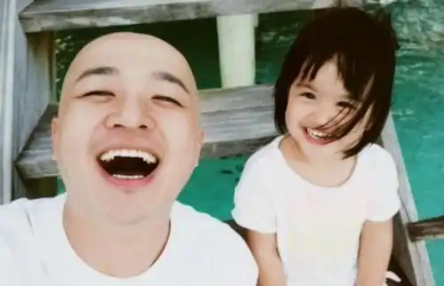 女大十八变包贝尔8岁女儿曝光,灵动可爱颜值逆袭,撞脸鬼鬼
