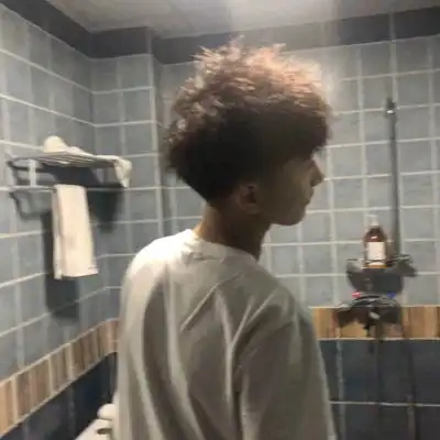男生头像真人侧脸抱小动