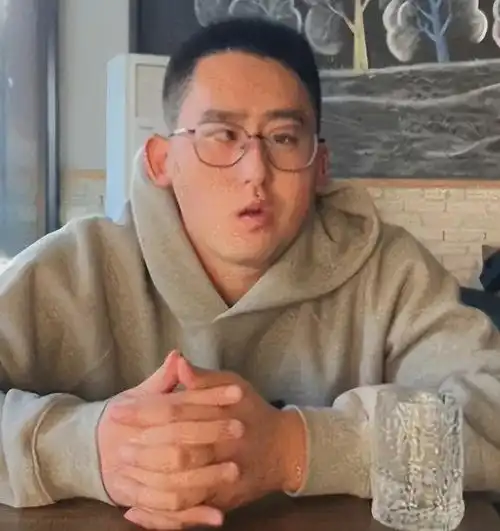 三次手术,188阳光大男孩容颜尽毁,经历曝光后网友太可惜