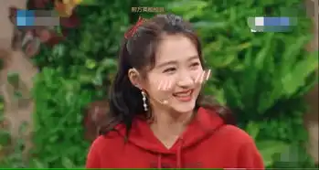交往一年半还这么甜网友偶遇鹿晗邓超打球,关晓彤乖巧场边等待