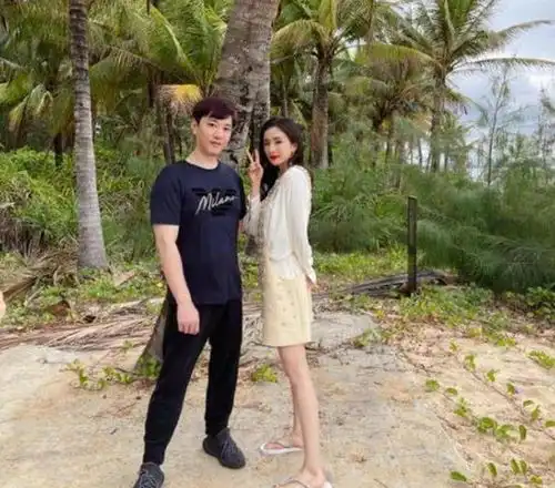 杨幂罕见秀恩爱,新男友身份意外曝光,魏大勋难怪会拒绝我求婚