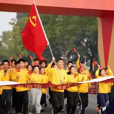 百年仍是少年川大学子纪念一二九爱国运动,百人接力跑出激扬青春