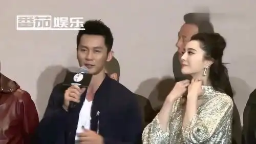 李晨疑拎范冰冰卡通图案手包现身机场间接证明两人感情稳定甜蜜