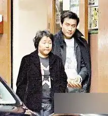 图揭帅气男明星的惨不忍睹女友丑女也能嫁美男