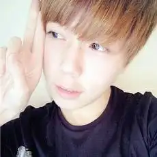 谁有阳光唯美的男生头像