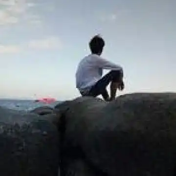 一个人海边头像男生孤单背影阳光穿透泛白的记忆