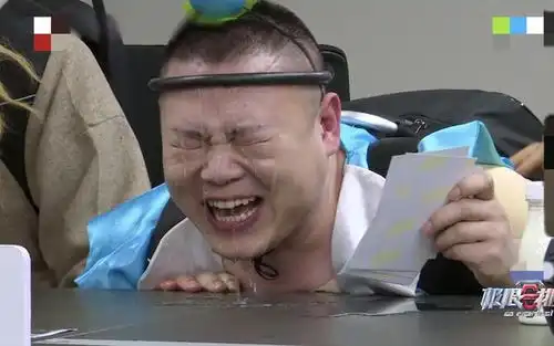 被表情包笑成内伤雷佳音为憋笑打脸,岳云鹏被说像老年痴呆