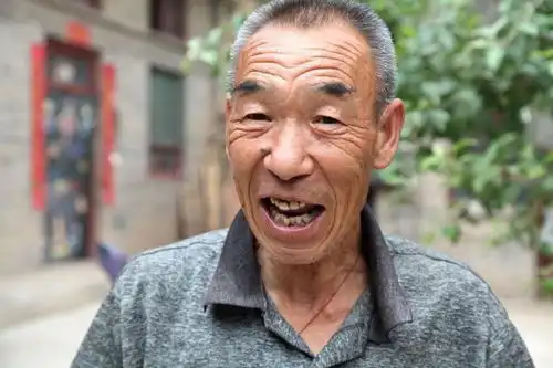 90后孤寡老人表情包拉瓦