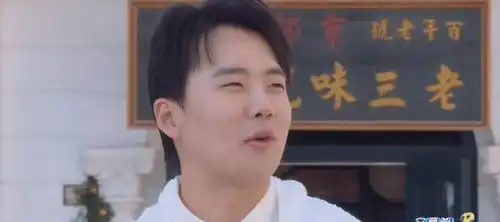 李晨涂口红太用力,直接将口红弄断有谁注意到范冰冰的表情