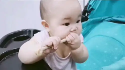 妈妈吃肉,宝宝啃骨头,宝贝吃不到肉的表情太搞笑了