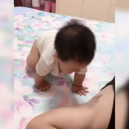 好奇害死猫宝宝爬到床上闻爸爸腋窝,接下来让人笑出猪叫声