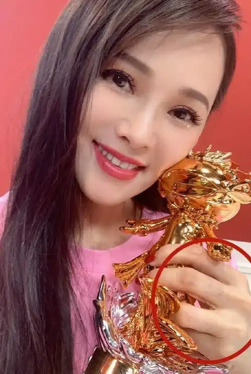 伊能静连晒18张自拍,角度表情全一样,手上松弛皮肤暴露状态