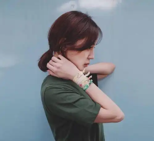 男生头像真人侧脸抱小动