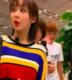 粉丝接机撞到玻璃门,杨紫瞪大眼被吓成表情包
