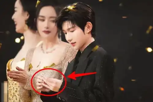 微博之夜彩带掉到杨幂杨紫胸口,王源表情尴尬眼珠乱转,我却被肖战反应圈粉