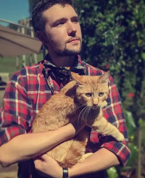因房子太小不能养猫,男子和遇到的每只猫咪拍照,竟坚持了三年