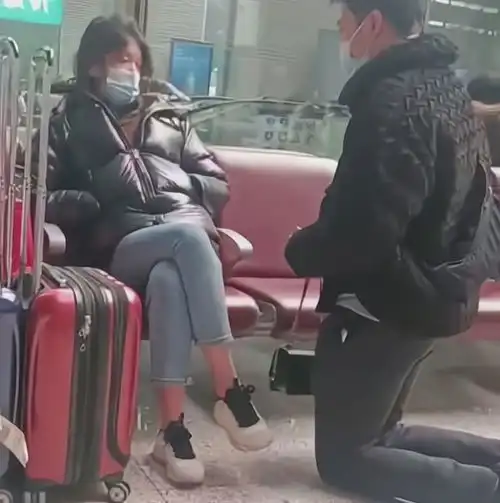候车大厅男子跪求女友,女子一副高高在上的姿态,对男子一脸冷漠