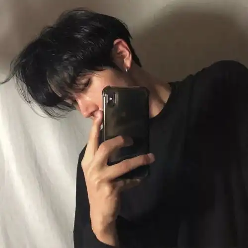 最新男头像成长的痛阻挡不了未来的光明.