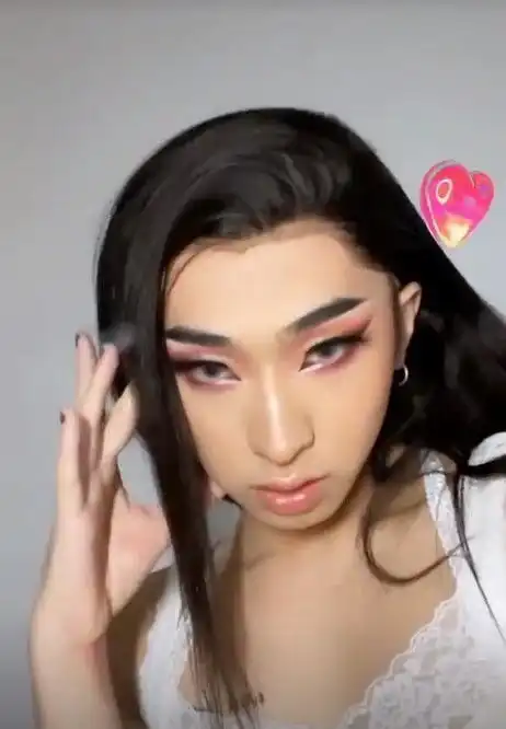 伊能静儿子再扮女装,穿蕾丝上衣秀纹身,嘴里吞云吐雾个性十足