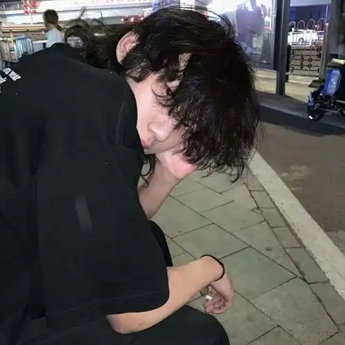 男生头像把岁月铺成红毯,见证我们的极限