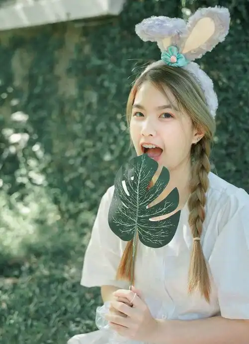 戴着兔耳朵的青春女生,甜美又俏皮的表情,显得活泼又可爱